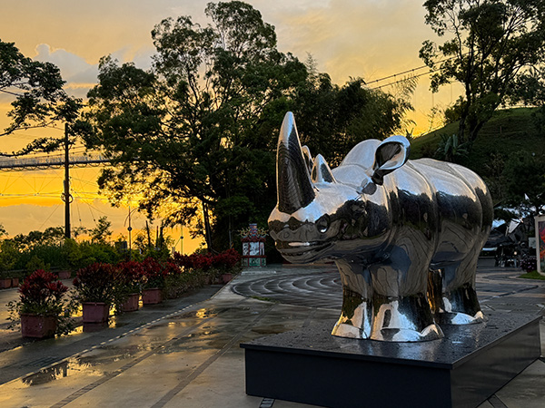 Shih Li-Jen, Yuanbao Rhino, Taiping Sky Bridge (foreground)