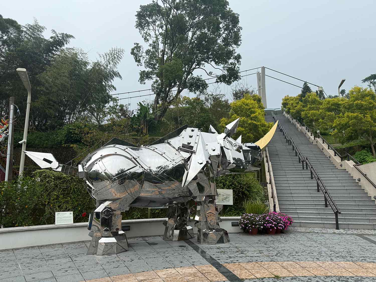 Shih Li-Jen, King Kong Rhino (2011), stainless steel