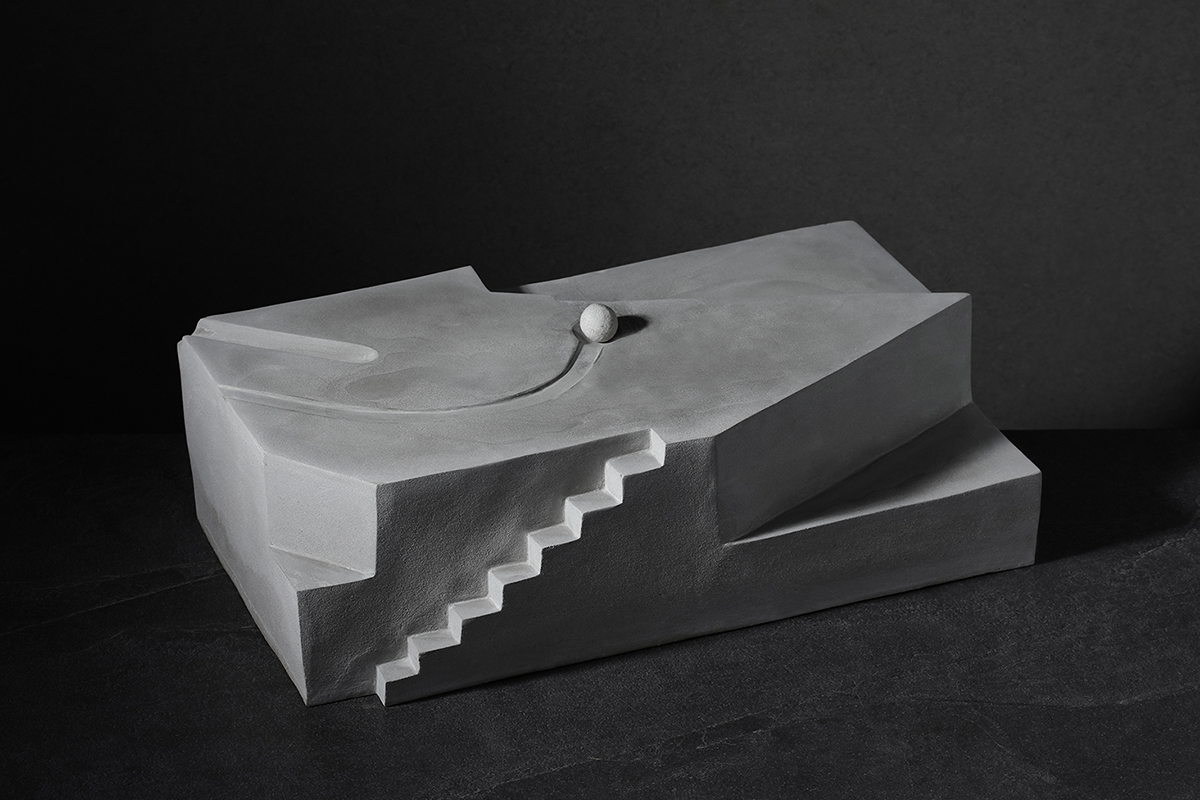 段存真　朝向尖銳的一端 52×28×18cm