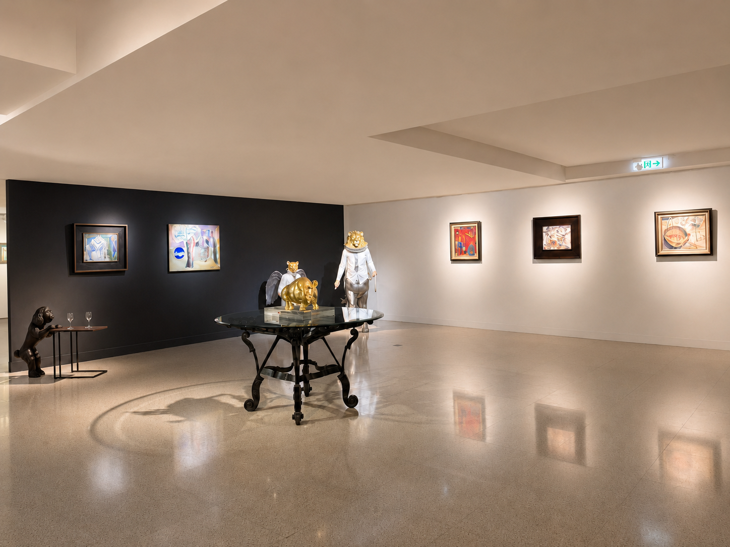 黑牆區域、玻璃桌雕塑與牆面作品形成展場配置