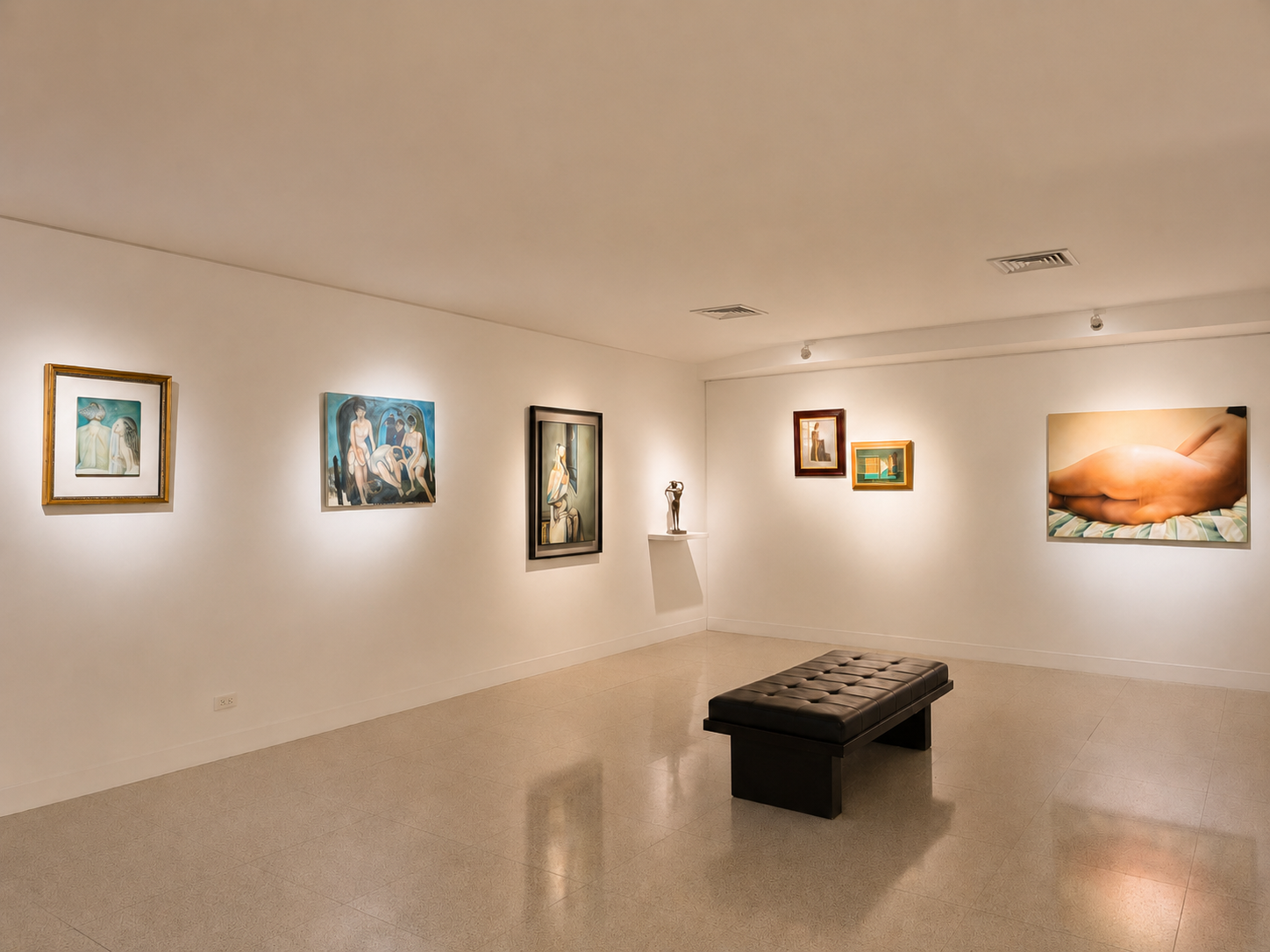 人物繪畫展區與長椅呈現日常餘白與空間感