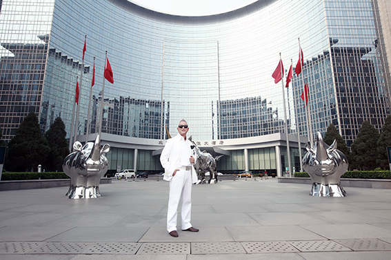 施力仁與鏡面不鏽鋼作品於公共空間