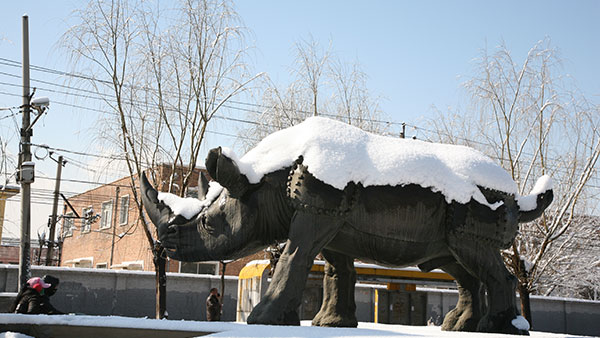 施力仁之《奔向勝利》於北京1號地鑄造美術館前,白雪靄靄守護家園