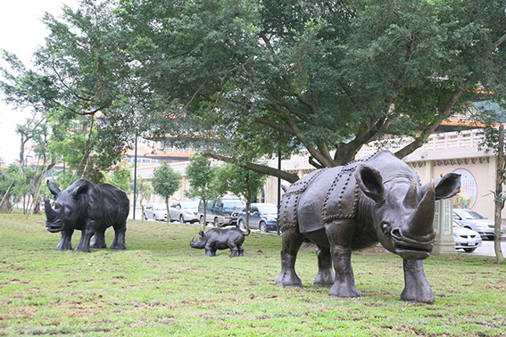 《犀牛家族》公共雕塑群像