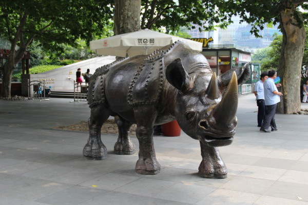 《奔向勝利》青銅雕塑，上海靜安公園
