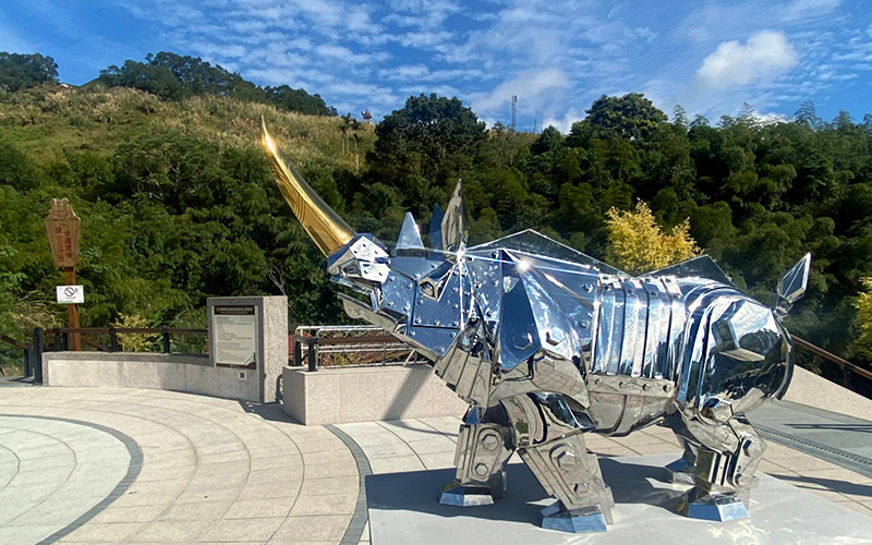 施力仁雕塑作品《哈雷金鋼》，不銹鋼與鍍鈦製作，融合犀牛與麒麟形象，2021年借展於太平雲梯至今。