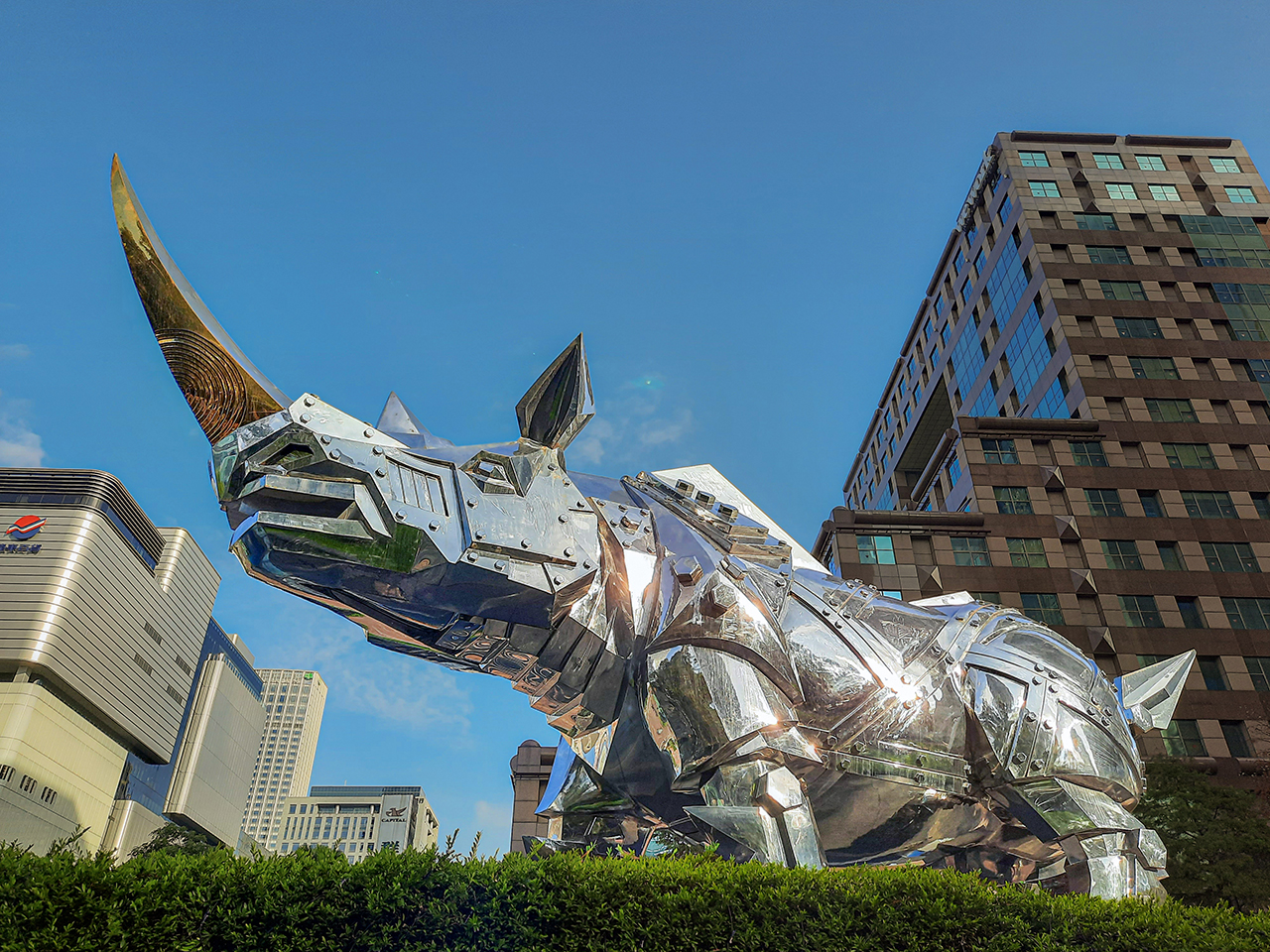 King Kong Rhino monumental sculpture by Shih Li-Jen