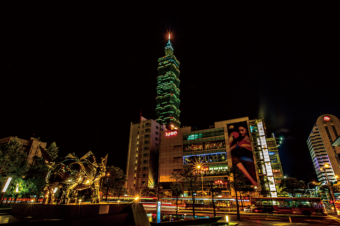 金鋼犀牛，台北信義區公共藝術設置，融入城市夜景